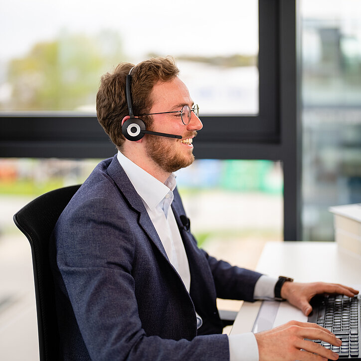 R+F Mitarbeiter im Vertriebsinnendienst am Telefonieren