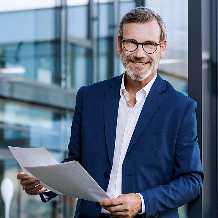 R+F Führungskraft im Büro