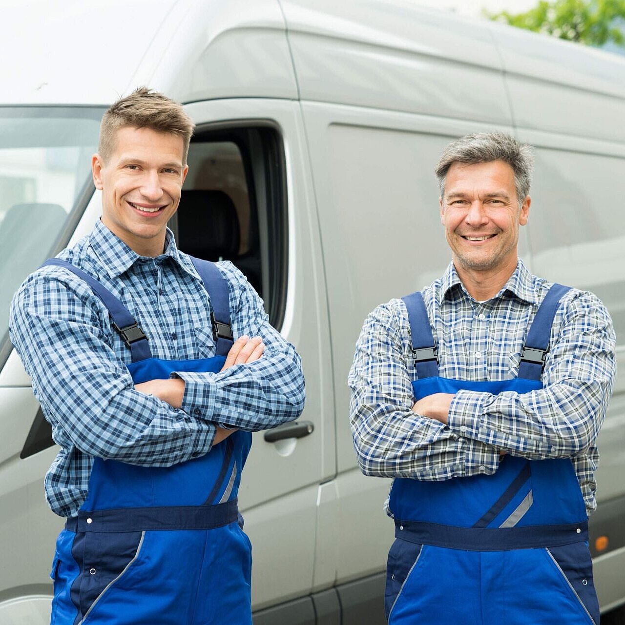 zwei Handwerker vor Lieferwagen