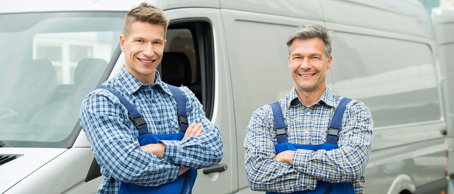 zwei Handwerker vor Lieferwagen